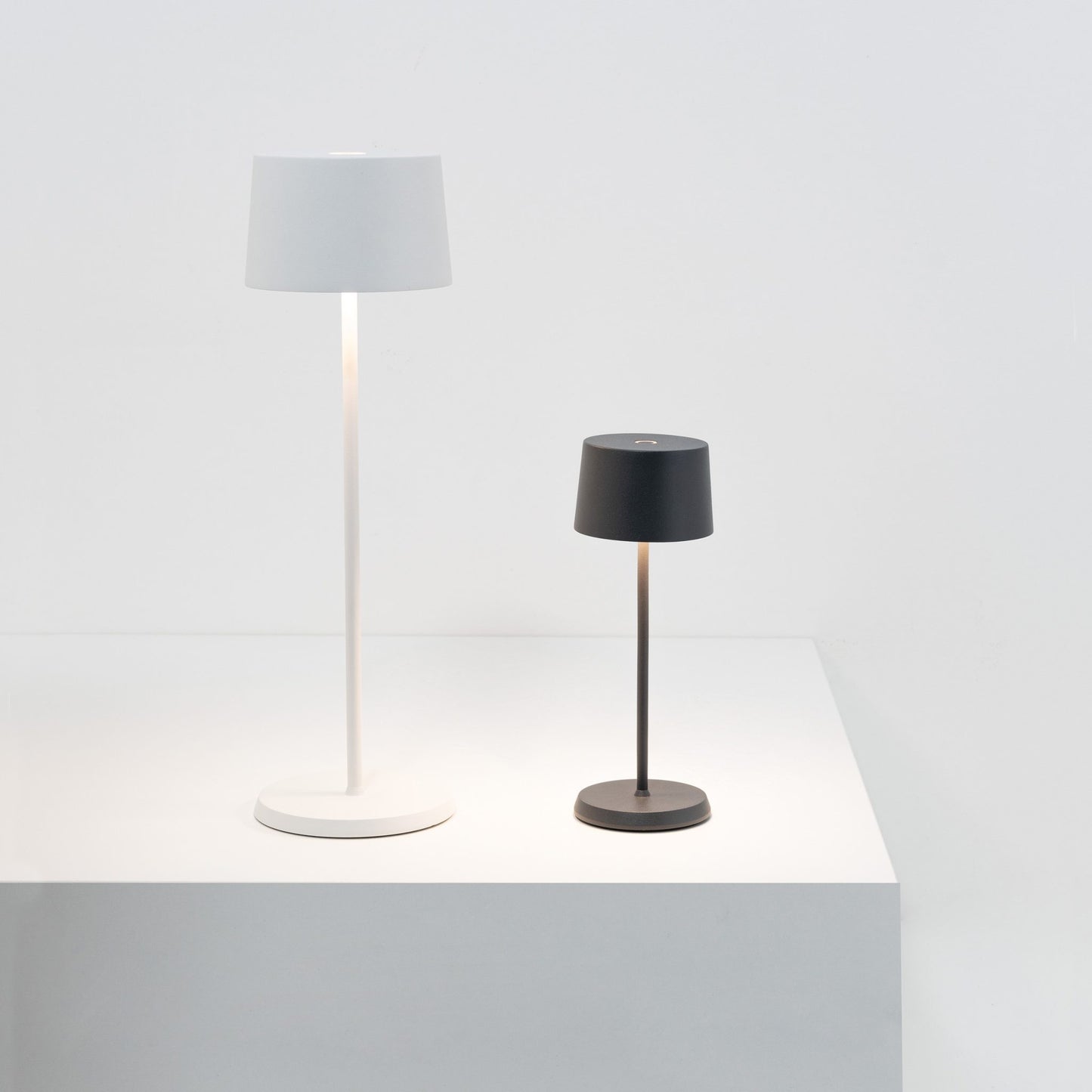 Olivia LED Bordlampe Hvit