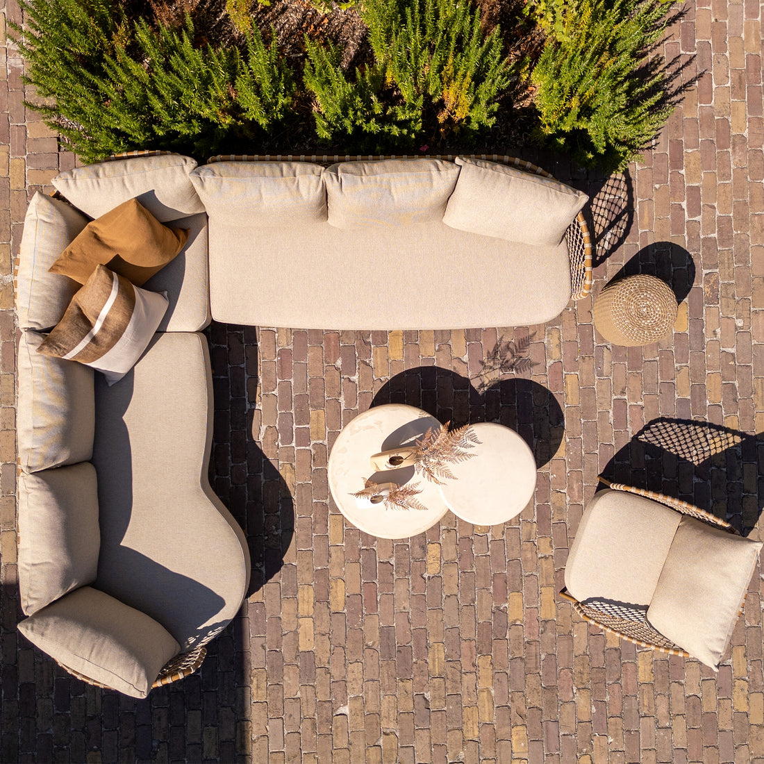Hjørnesofa, loungestol og salongbord på terrasse sett ovenfra – viser plassbehovet for en sofagruppe ute