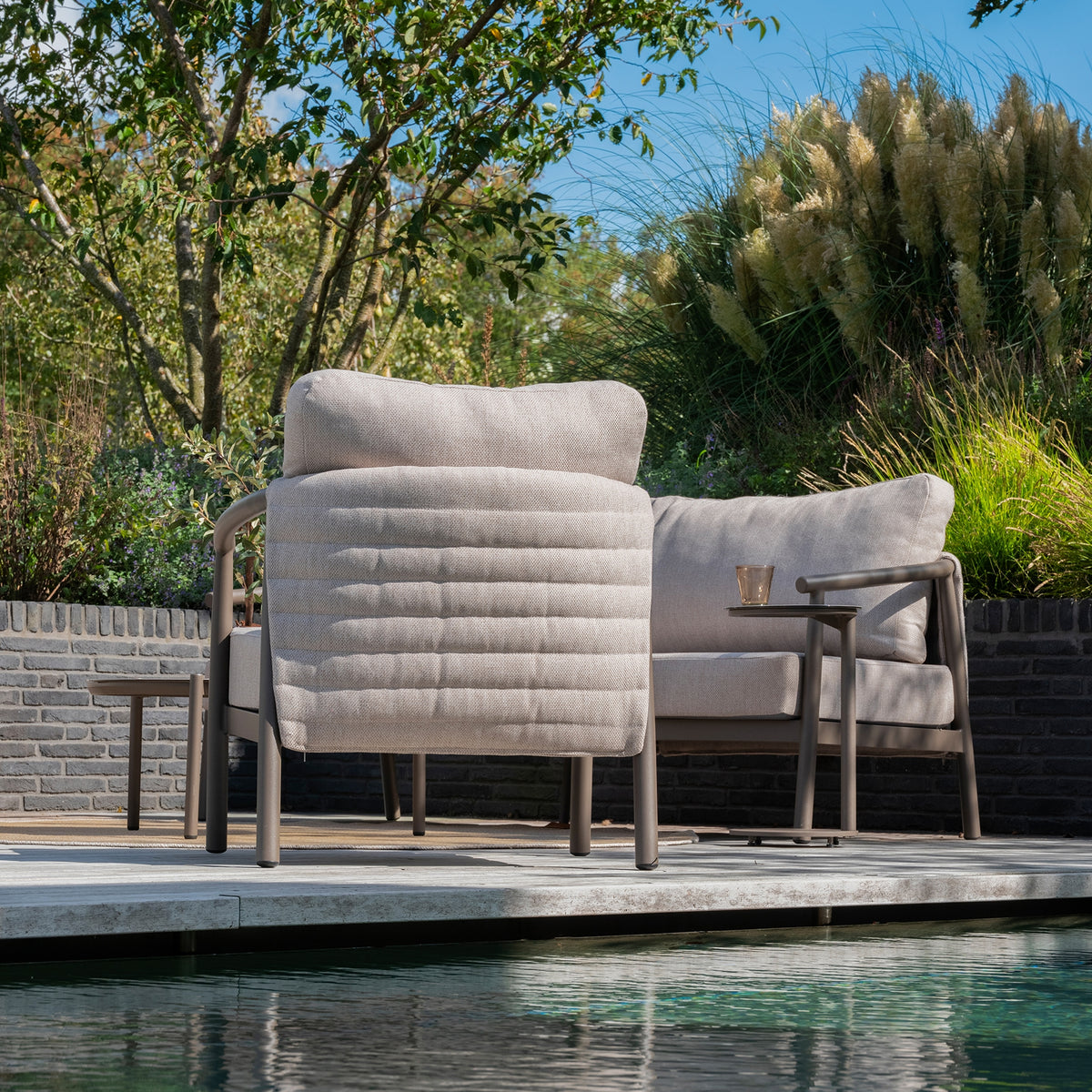 Barolo loungestol og sofa i terre ved basseng