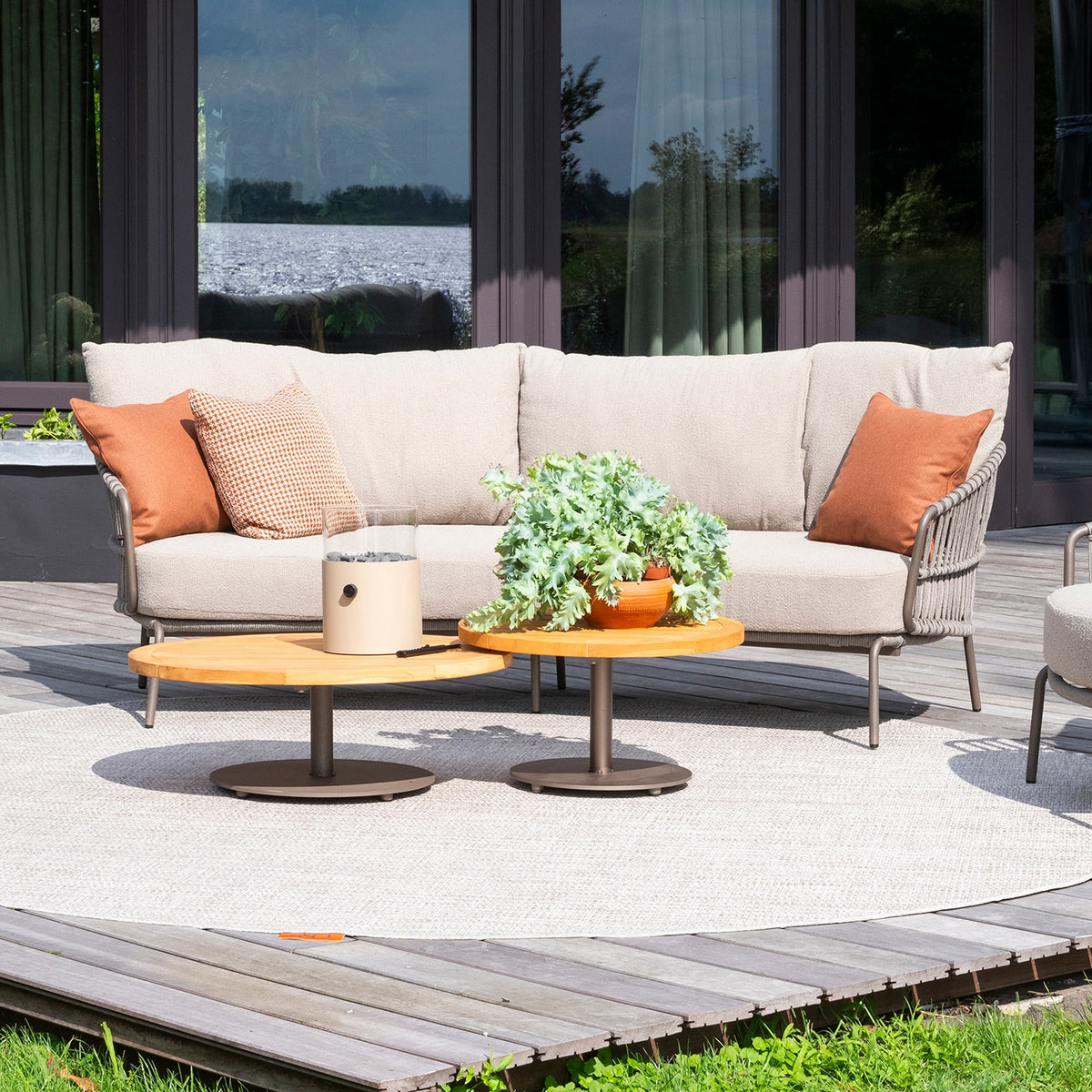 Capalbio loungesofa i terre med bouclé-puter på terrasse