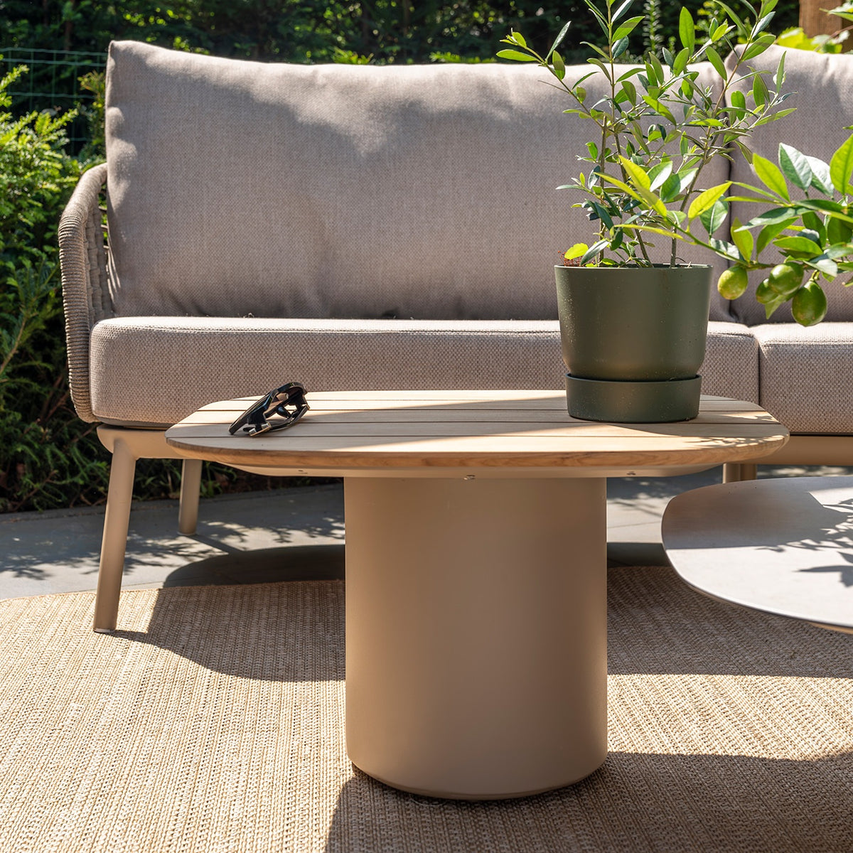 Demi loungebord i latte med teakplate foran sofa