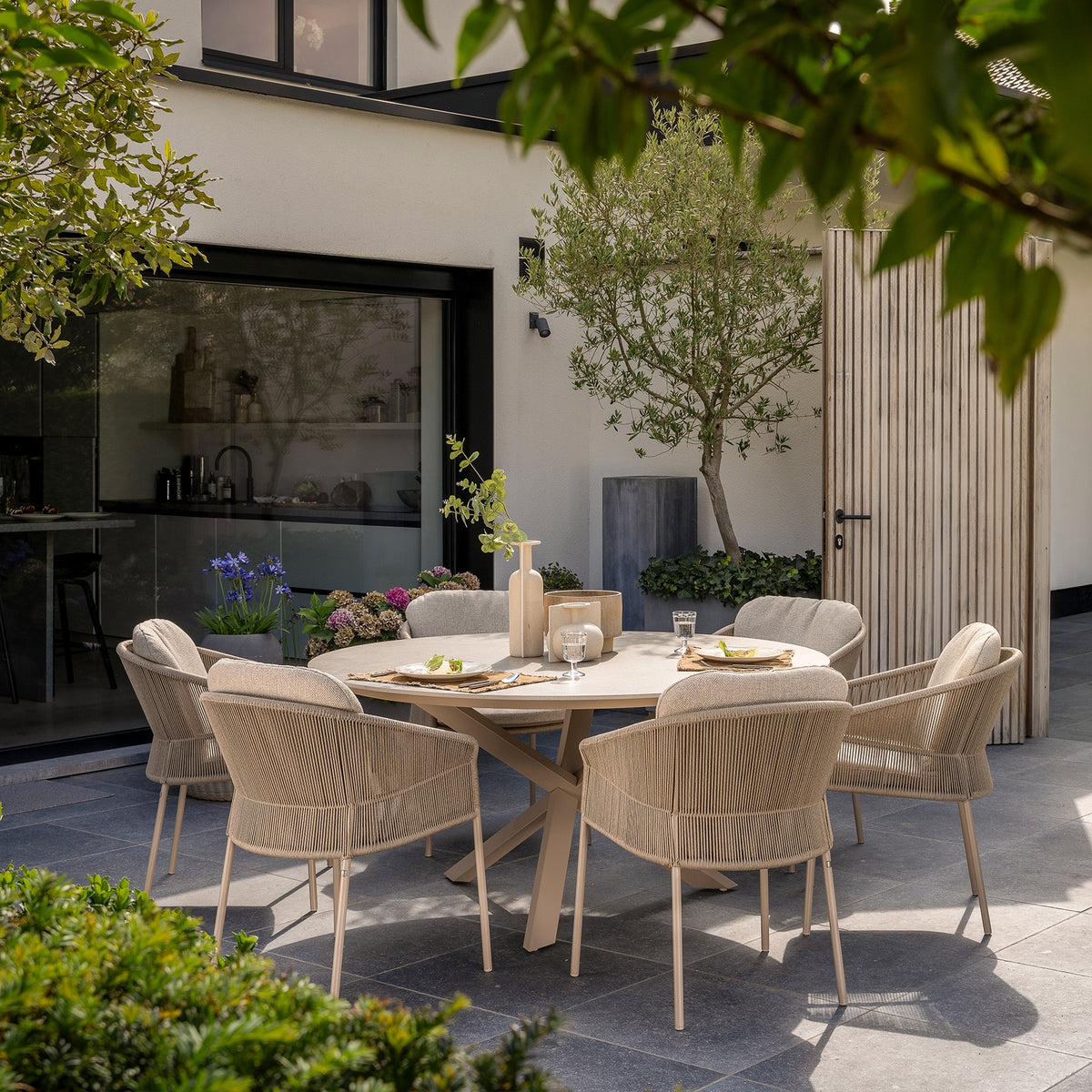 Rundt Prado spisebord 160 cm med Latte bordbase og keramisk plate, dekket til seks
