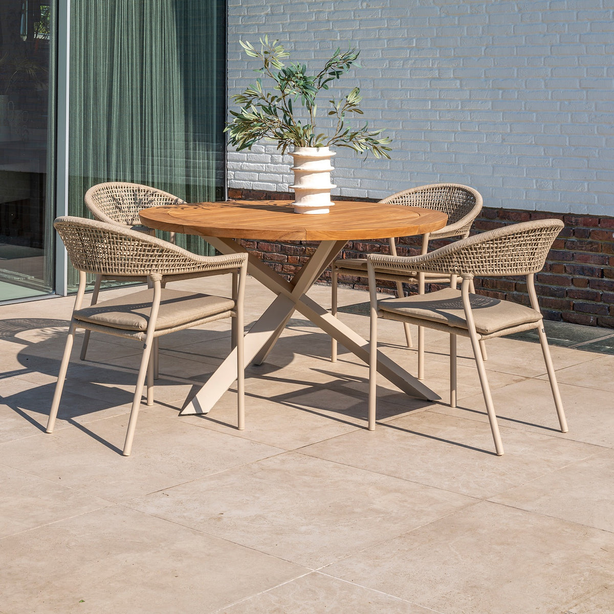Prado rund teak bordplate 130 cm, her på Latte-base med fire stoler