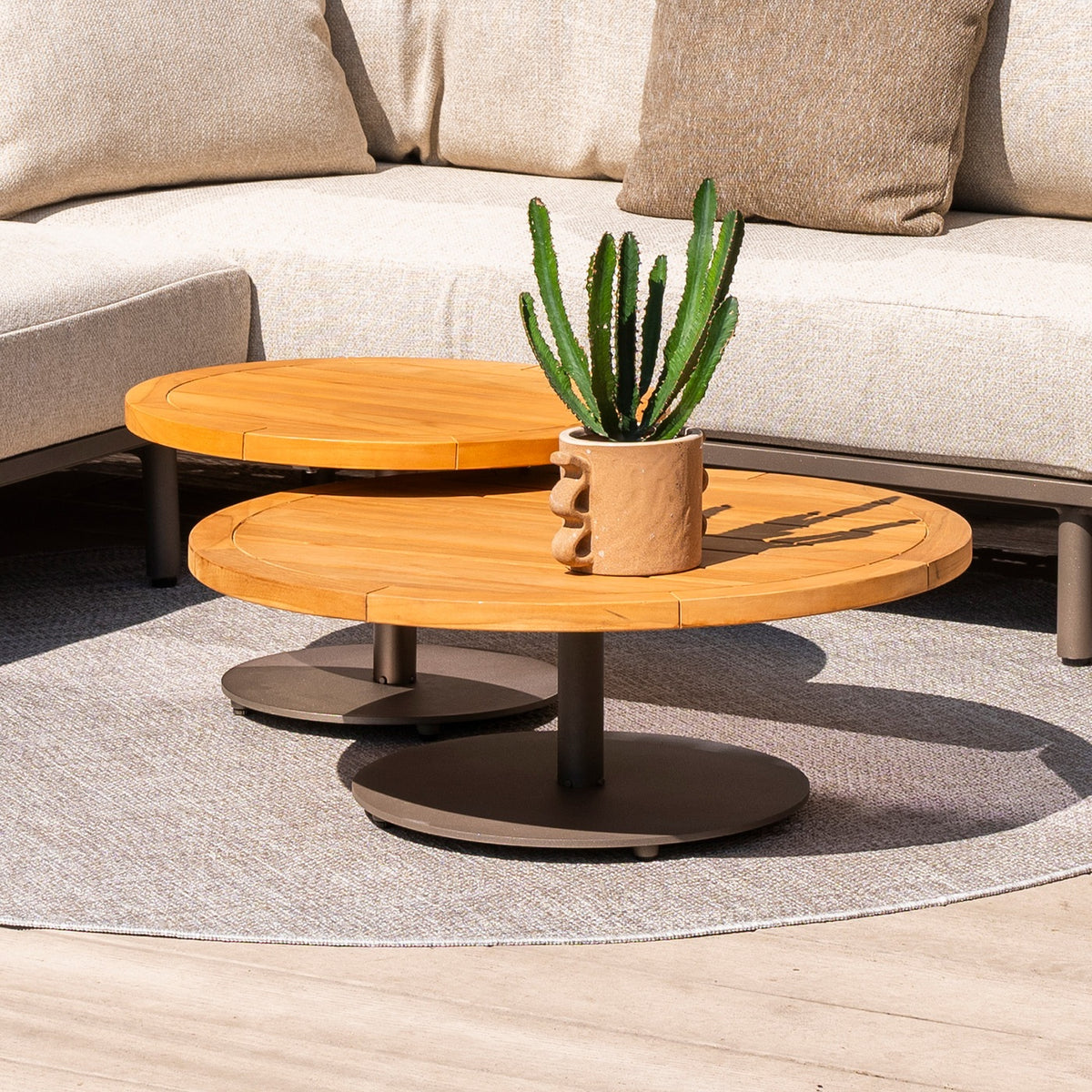 Volta loungebord i teak med terre-fot, 60 cm og 80 cm satt sammen foran loungesofa