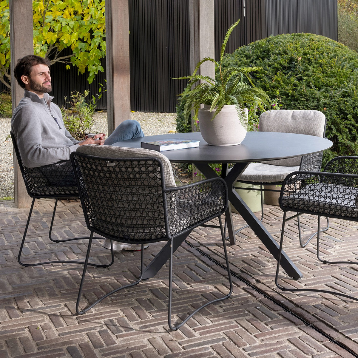 Locarno spisebord 130 cm med plate i slate antrasitt og fire stoler